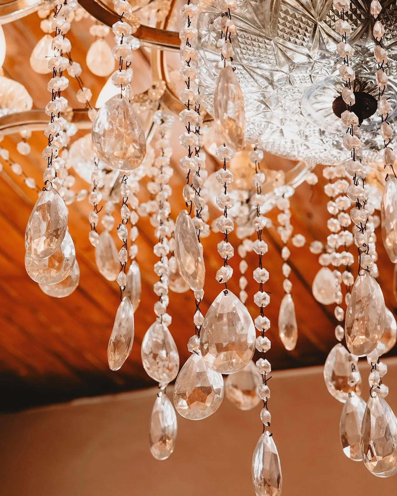 Detalle de las lágrimas de cristal de un candelabro