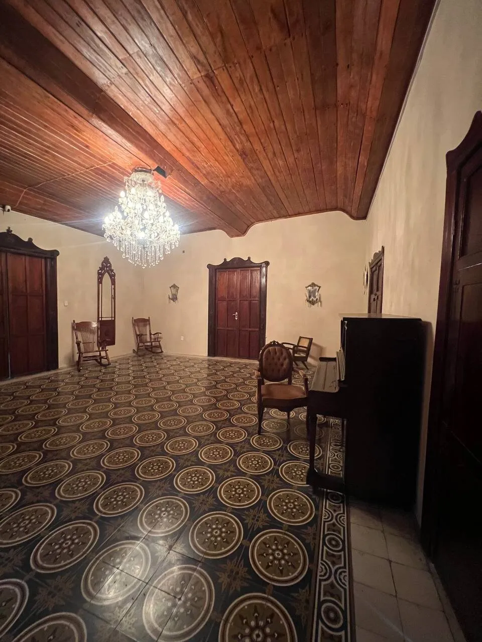 Salón principal con piso de pasta y candelabro
