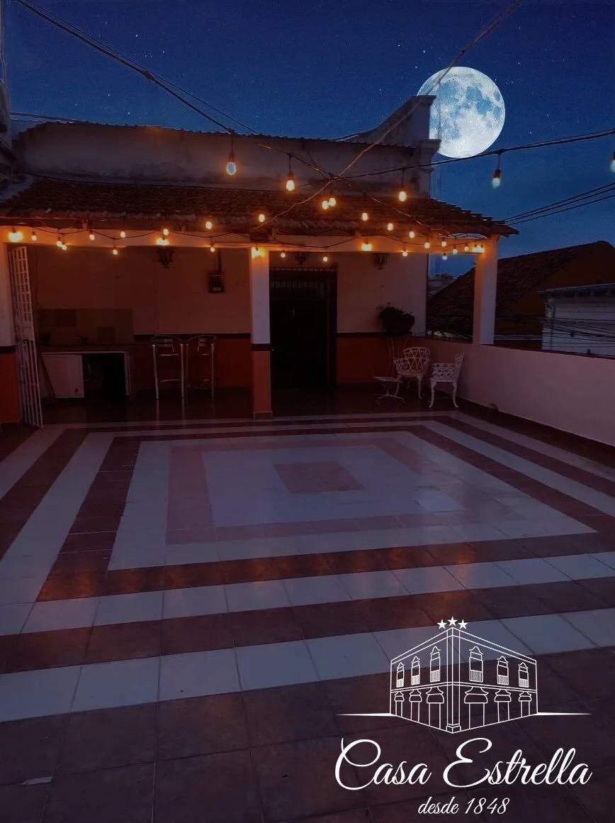 Terraza iluminada bajo la luna